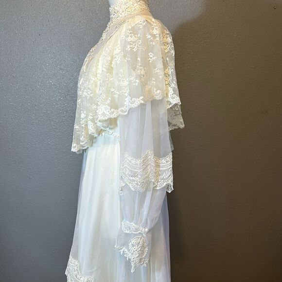 Vintage Alfred Angelo ivory lace wedding dress with veil. No size tags. - Picture 6 of 17